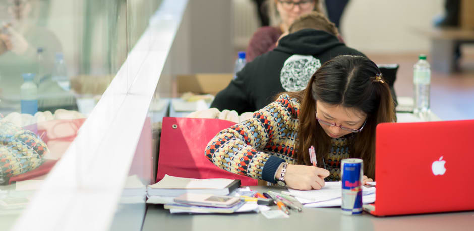 Een internationale student aan de studie